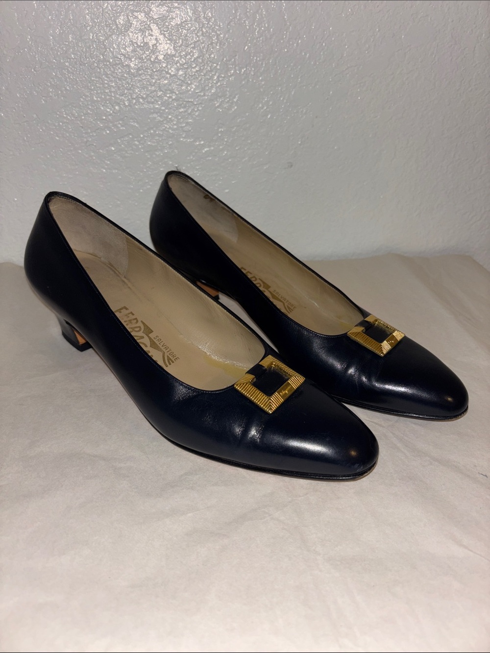 Vintage Salvatore Ferragamo Navy Leather Pumps Size 9